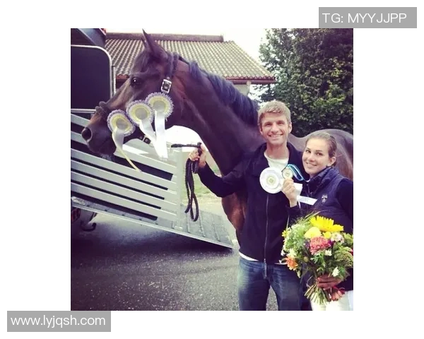 足球明星在社交媒体平台上分享生活动态的热门趋势与影响分析