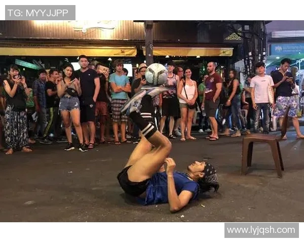 足球明星在街头的高清瞬间捕捉展现他们真实生活的一面