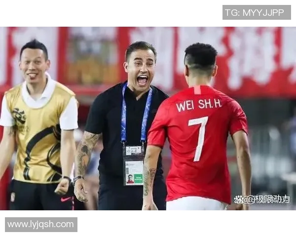 路人偶遇足球明星瞬间定格温馨合影记录美好回忆